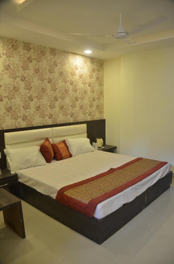 Hotel Krishna Galaxy Kanpur Bagian luar foto