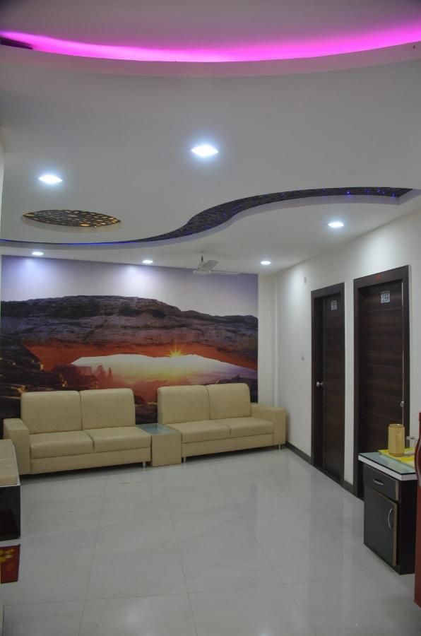Hotel Krishna Galaxy Kanpur Bagian luar foto