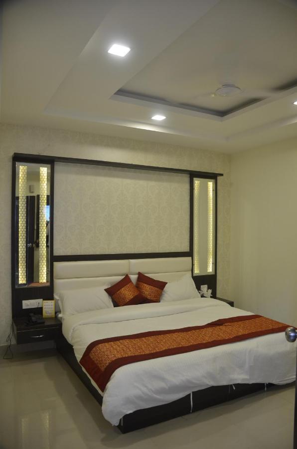 Hotel Krishna Galaxy Kanpur Bagian luar foto
