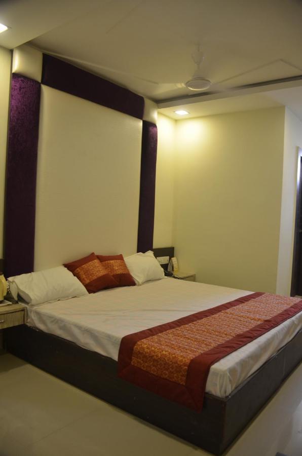 Hotel Krishna Galaxy Kanpur Bagian luar foto
