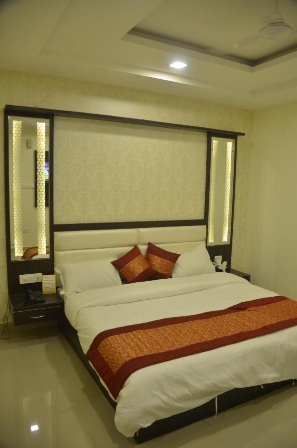 Hotel Krishna Galaxy Kanpur Bagian luar foto